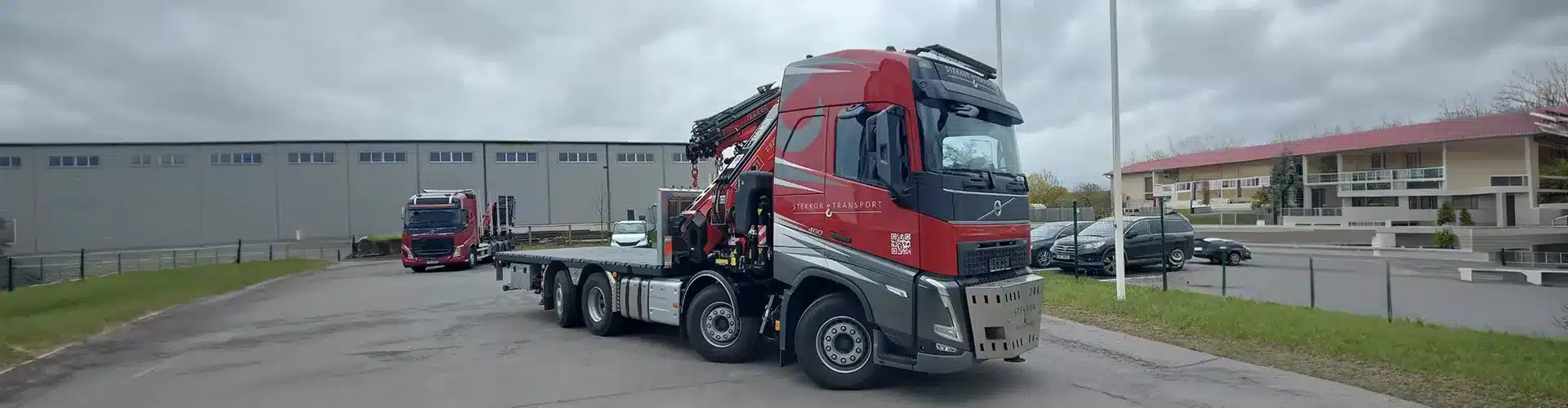 Volvo FH crane truck with Fassi F820 + jib, 32m boom reach. Load box 6.7 x 2.5m, max 21.5t. High-rise and rooftop lifts. Serving Estonia.