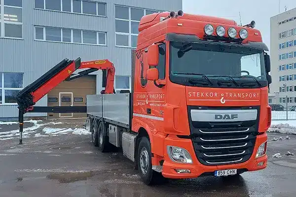 Crane truck with a 17-meter lifting reach