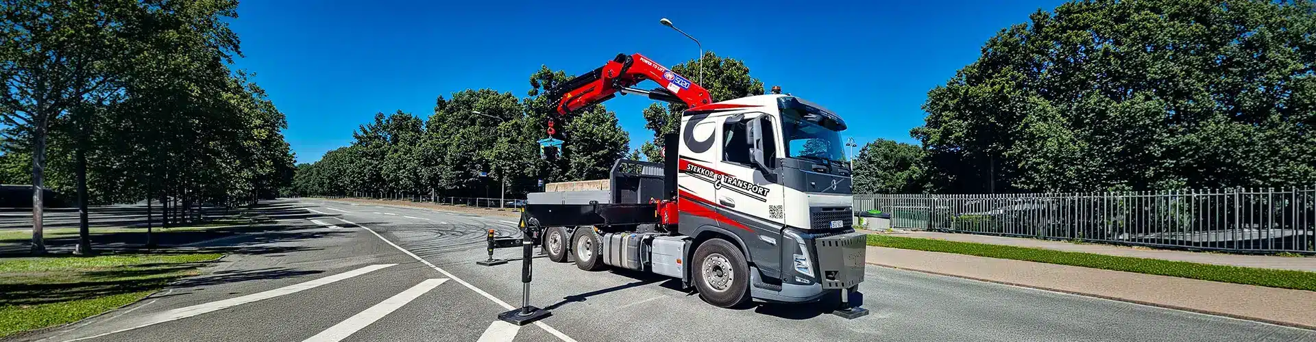 Volvo FH semi-trailer crane with HMF 5020 K6 + jib K4, 30m reach. Trailer 13.6 x 2.55m, extendable. Lifting capacity 9.7t. Large-scale projects in Estonia.