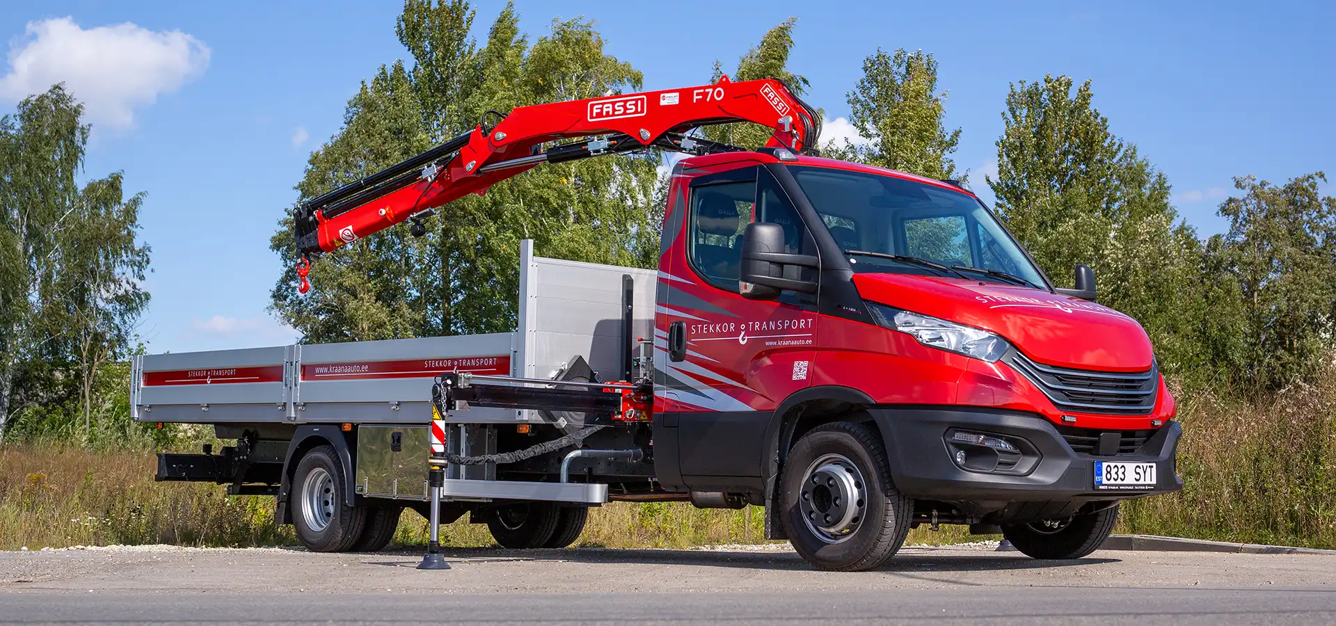 Iveco Daily crane truck with Fassi 70.4, 10.45m reach. Compact design for narrow spaces. Load box 5.5 x 2.25m. Fast service in Tartu and throughout Estonia.
